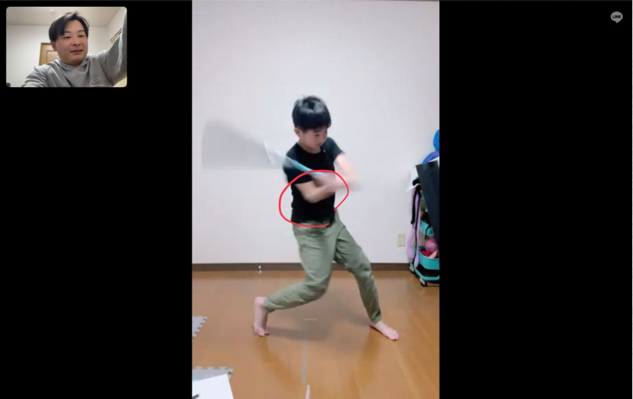 オンラインレッスンで改善ポイントを伝えている様子
