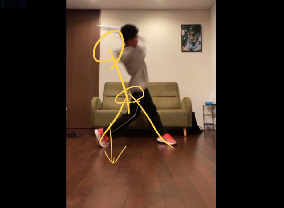 画面に書き込みながらバッティングを分析している様子